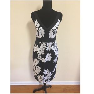 🎁 White House Black Market Sleeveless Dress